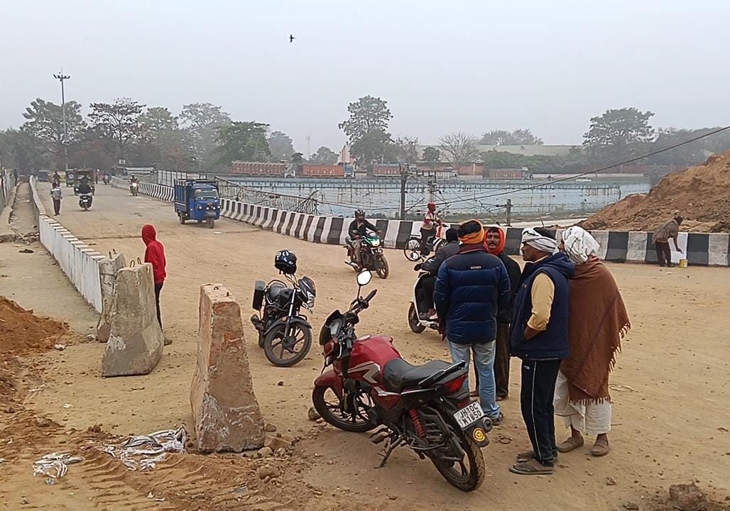 धनबादः बरमसिया ओवरब्रिज 45 दिन बाद खुला, छोटे वाहनों की आवाजाही शुरू