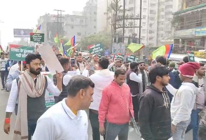 धनबादः छात्रवृत्ति को लेकर आजसू छात्र संघ ने किया भिक्षाटन, सरकार को दी चेतावनी