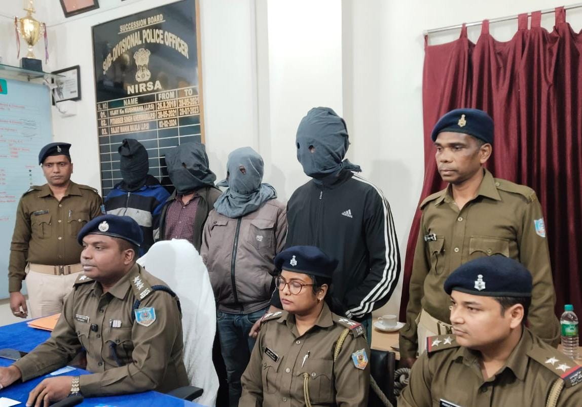 धनबादः निरसा में पेट्रोल पंप लूट की साजिश नाकाम, हथियार के साथ चार युवक गिरफ्तार