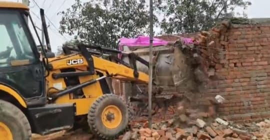 गिरिडीहः वन विभाग की जमीन पर हुए अतिक्रमण पर चला बुलडोजर, अवैध निर्माण ध्वस्त