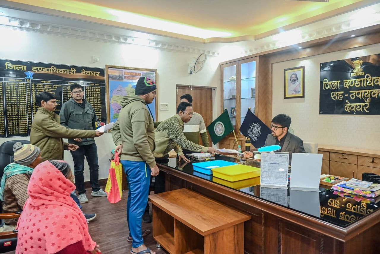 देवघरः डीसी के जनता दरबार में फरियादियों की भीड़, कई मामलों का ऑन स्पॉट समाधान