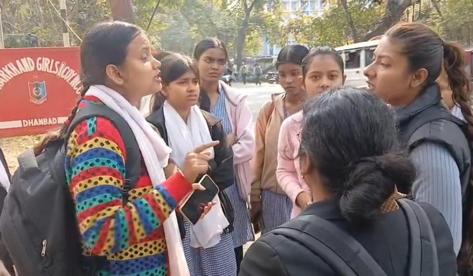 धनबादः BSS महिला कॉलेज में बवाल, छात्राओं को धमकाने का आरोप