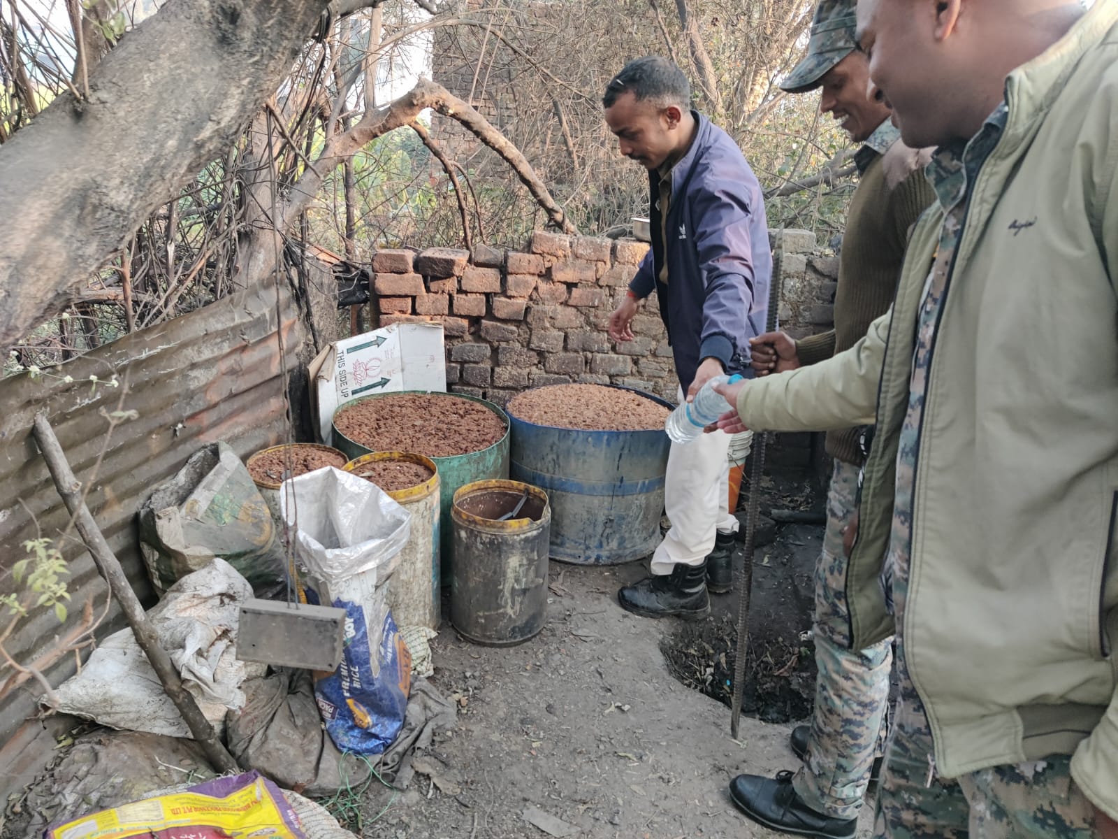 रामगढ़ः गोला में अवैध शराब भट्ठियां ध्वस्त, 1500 किलो जावा महुआ व 70 लीटर शराब नष्ट
