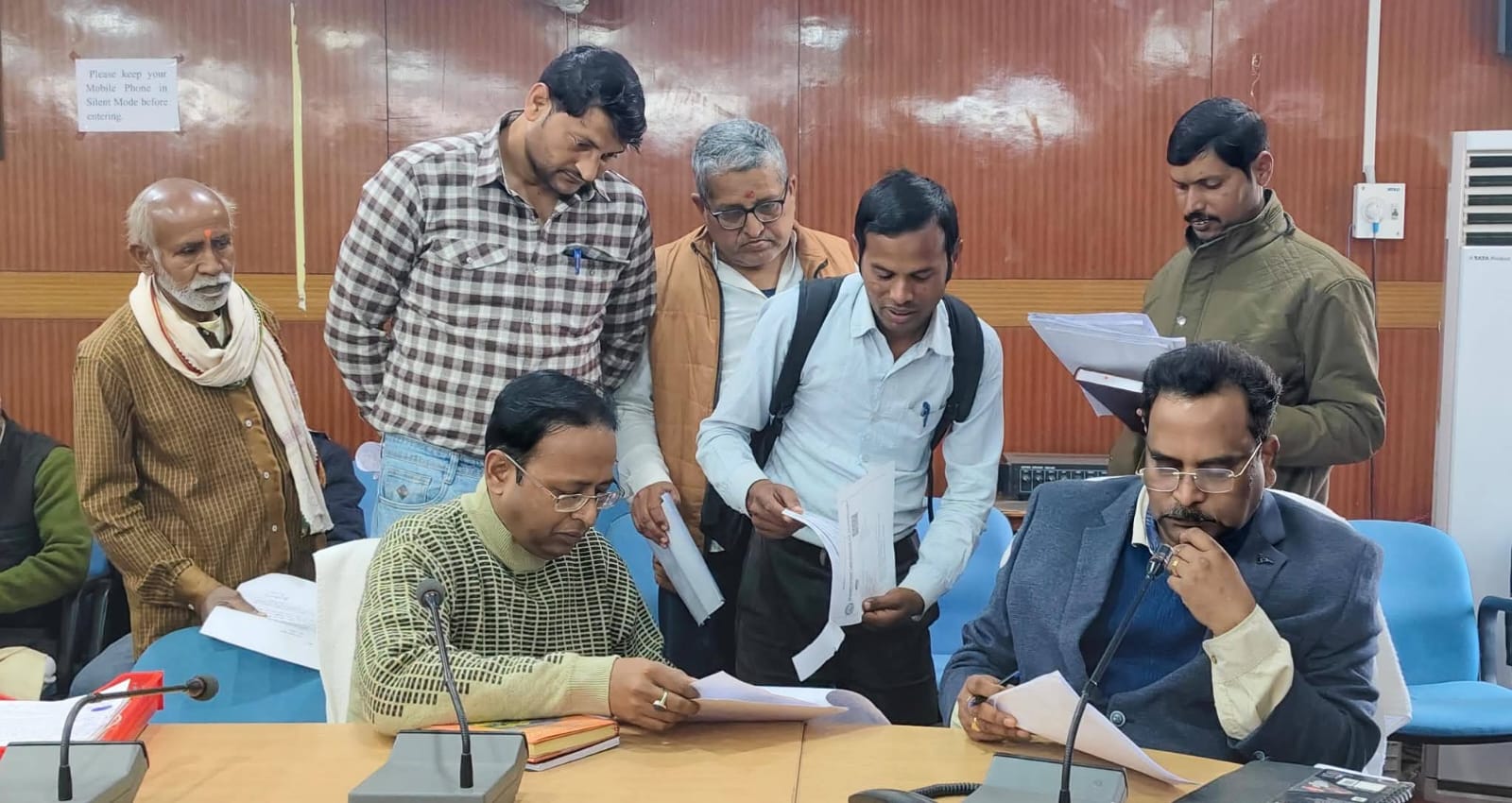 देवघरः जनता दरबार में फरियादियों की भीड़, समस्याओं के जल्द समाधान का निर्देश