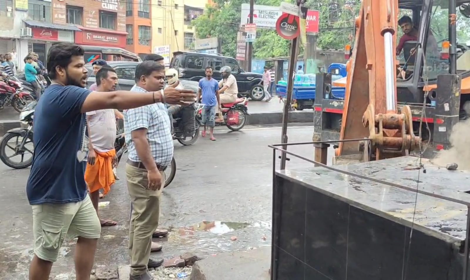 धनबादः निगम ने बेकार बांध से पूजा टॉकिज चौक तक हटाया अतिक्रमण