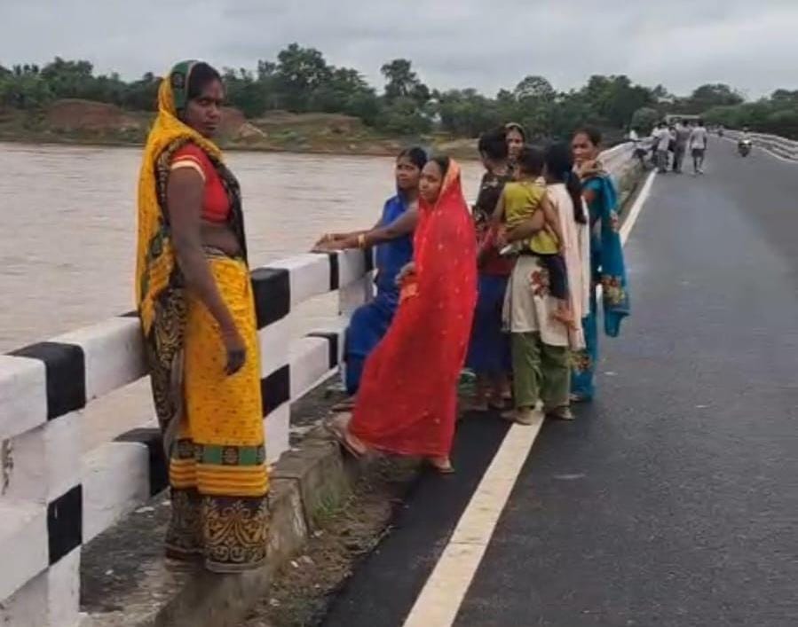पलामूः लगातार बारिश से नदियों का जलस्तर बढ़ा, लोगों को किया गया अलर्ट