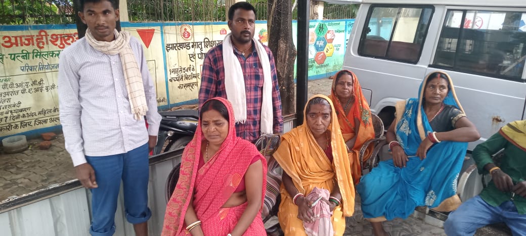 साहिबगंजः पेड़ से लटका मिला युवती का शव, पति के खिलाफ हत्या का केस दर्ज