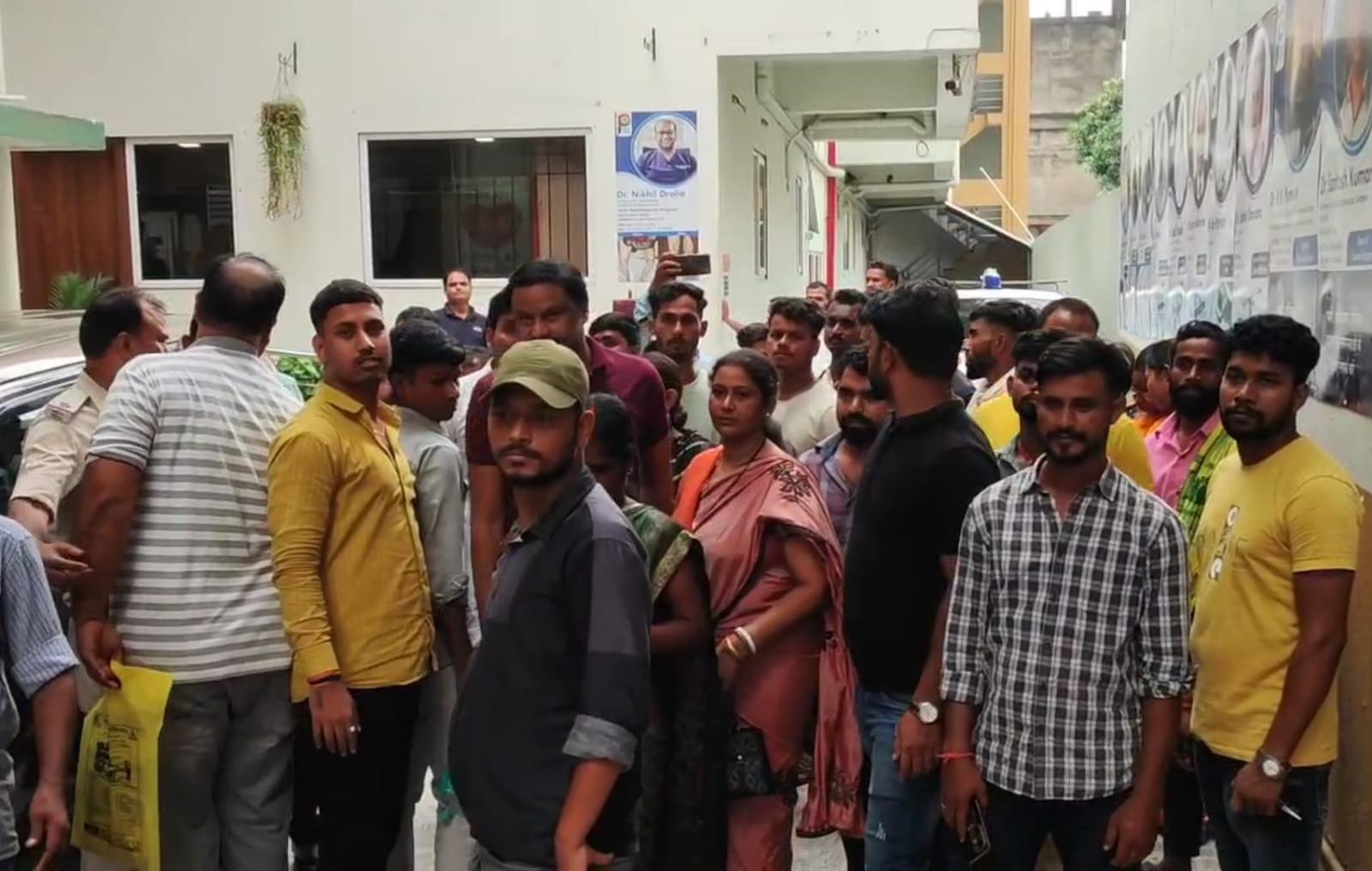धनबादः अस्पताल में इलाज के दौरान मरीज की मौत, परिजनों का हंगामा