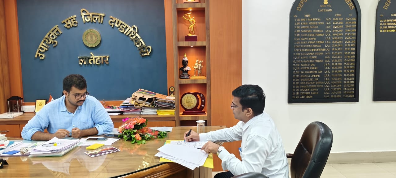लातेहार के नए डीडीसी रियाज अहमद ने पदभार ग्रहण किया
