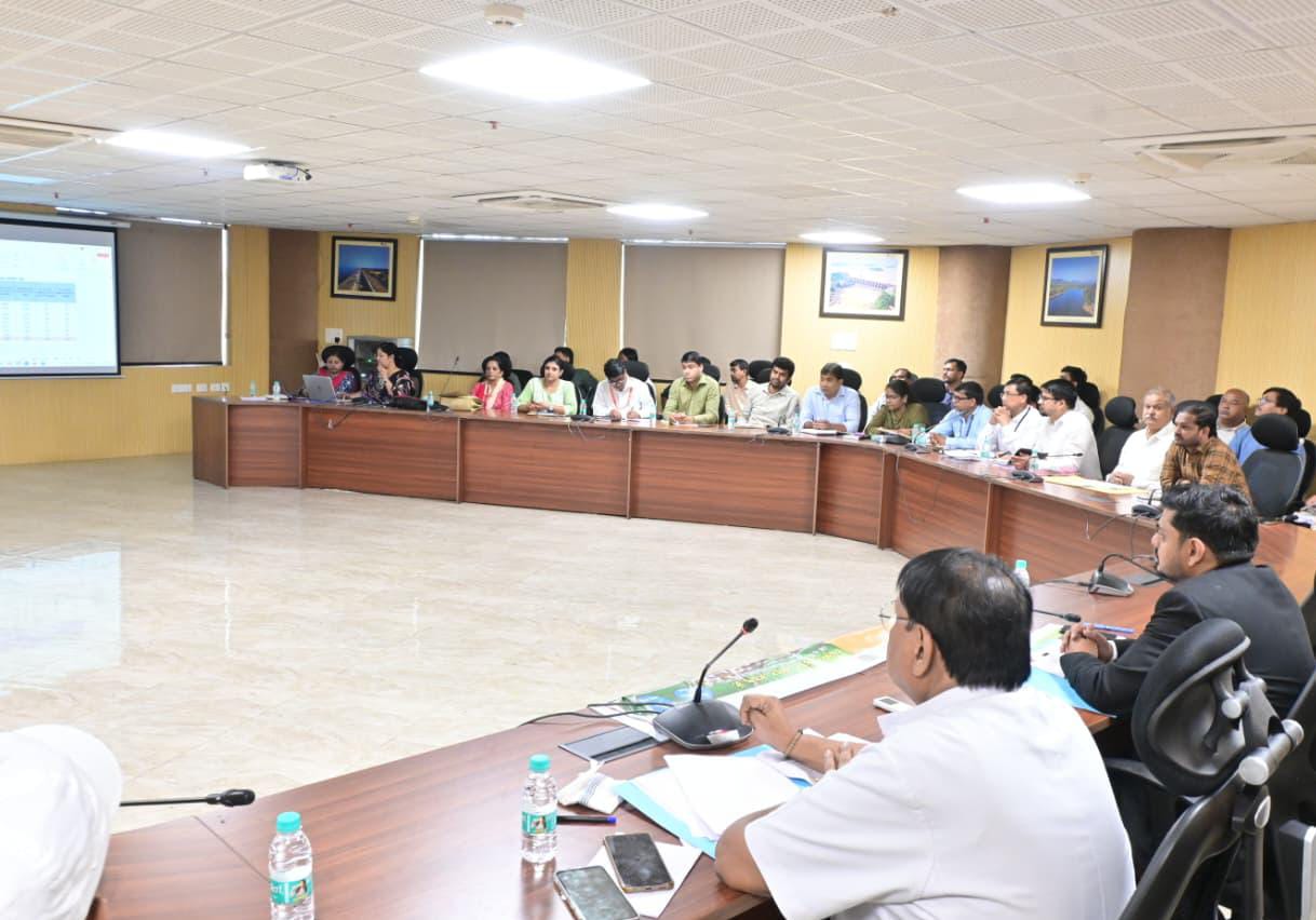 धनबादः डीसी ने की स्वास्थ्य विभाग की समीक्षा, तोपचांची में खुलेगा ट्रॉमा सेंटर