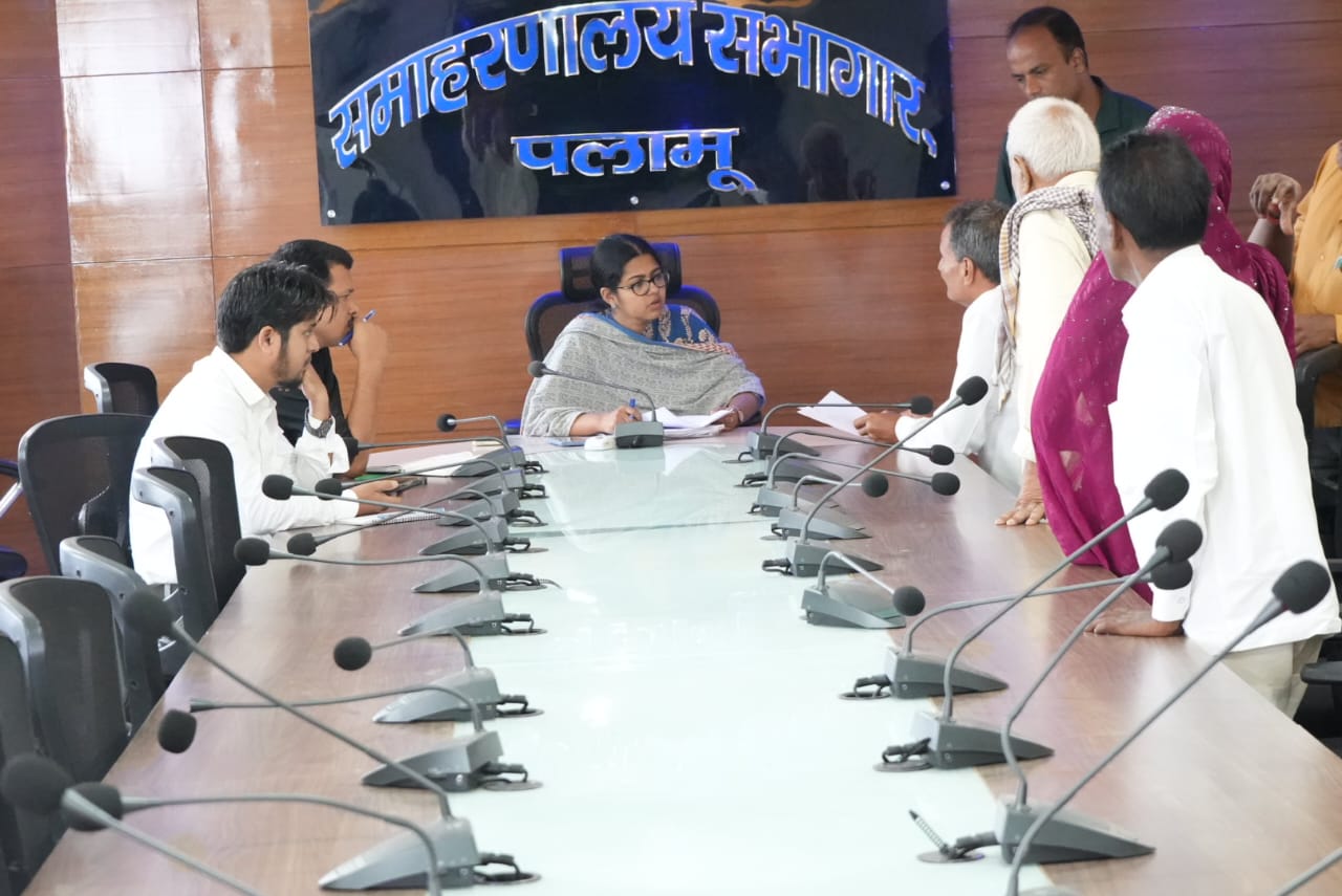 पलामूः डीसी ने जनता दरबार में सुनी लोगों की फरियाद, दिया आश्वासन