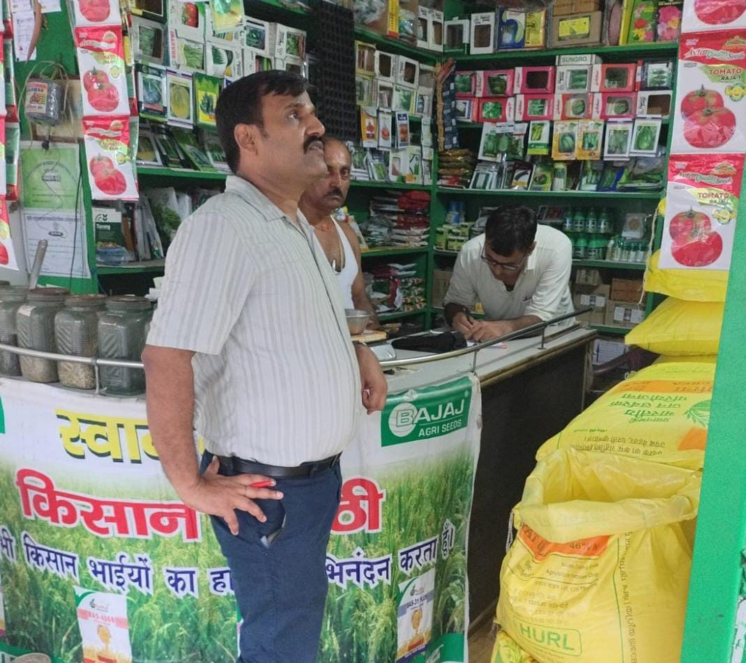 धनबादः तोपचांची में अवैध खाद-बीज की दुकान सील