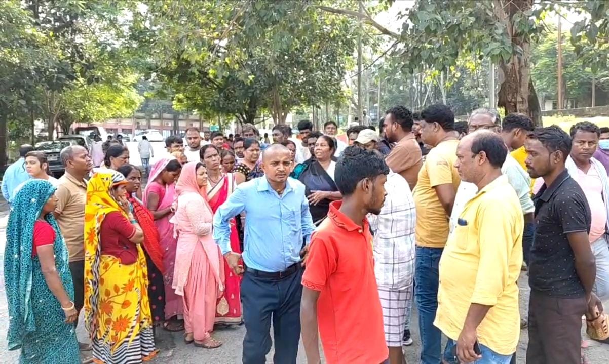 धनबादः SNMMCH में मरीज के परिजनों से विवाद के बाद डॉक्टर हड़ताल पर गए, इलाज ठप