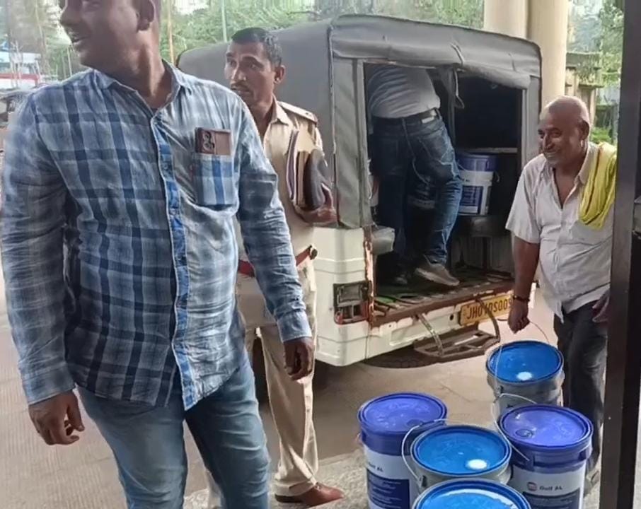 धनबादः बरटांड़ बस स्टैंड से 300 लीटर स्प्रिट जब्त, नकली शराब बनाने में होना था इस्तेमाल