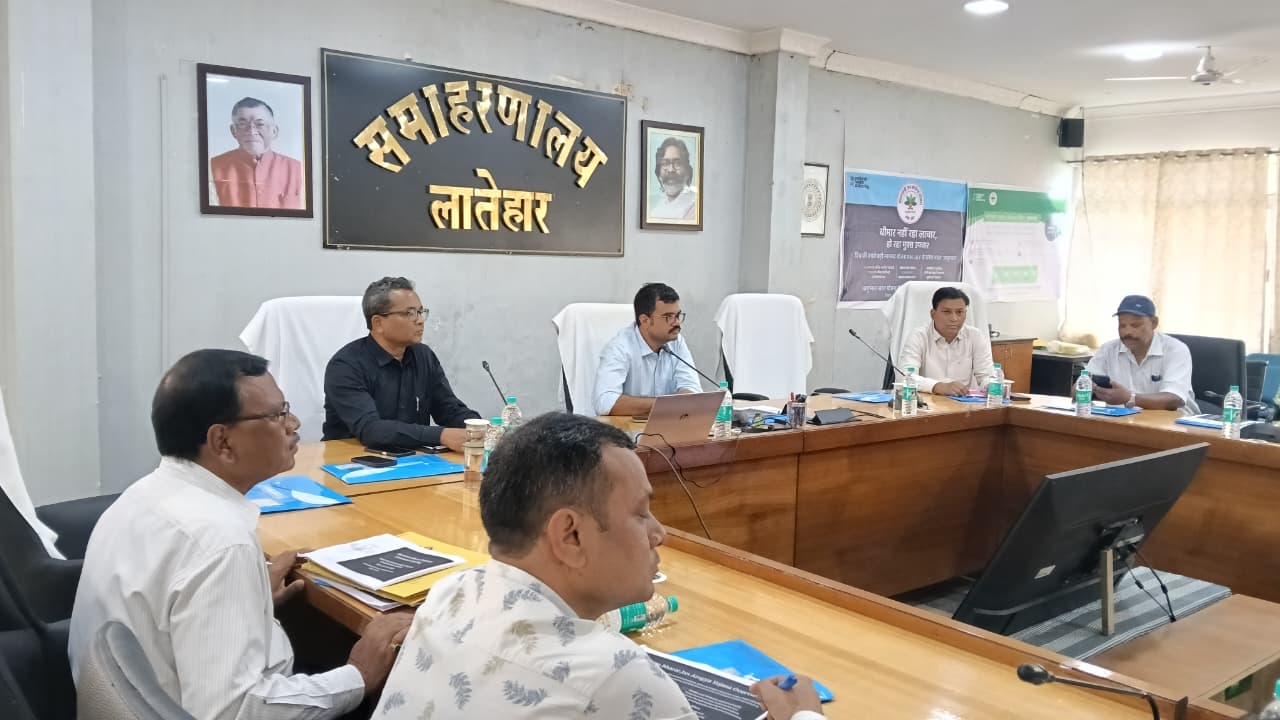 सभी जरूरतमंदों तक पहुंचाएं आयुष्मान योजना का लाभ: लातेहार डीसी