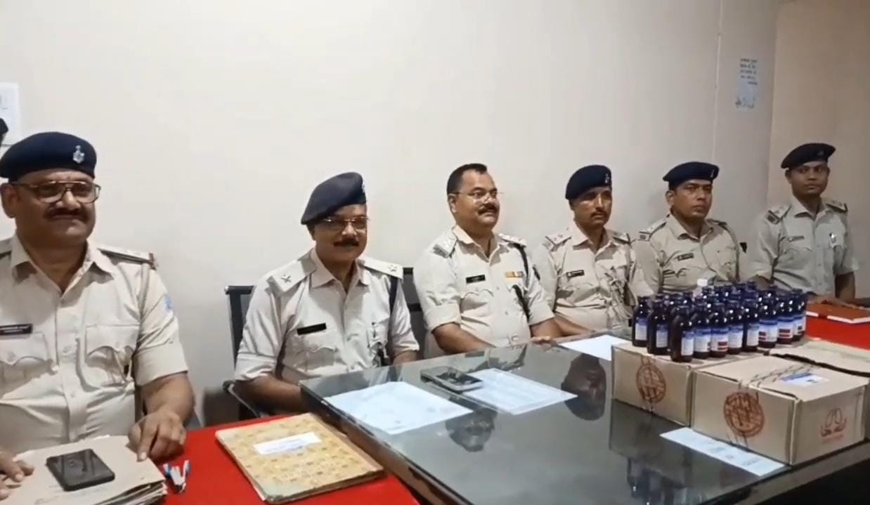 धनबादः गोविंदपुर में ट्रक से 9000 बोतल प्रतिबंधित कफ सीरप जब्त