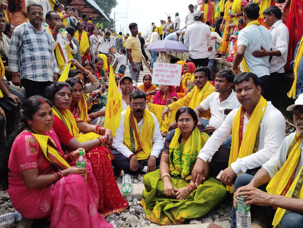 रामगढ़ः रेल रोको आंदोलन का व्यापक असर, बरकाकाना स्टेशन पर रेलवे ट्रैक जाम, कई टेनें रद्द
