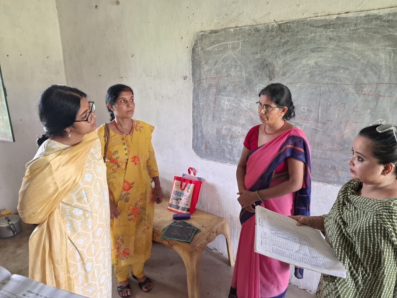 पलामूः डीसी ने लेस्लीगंज में पीडीएस दुकानों व आंगनबाड़ी केंद्रों का किया निरीक्षण