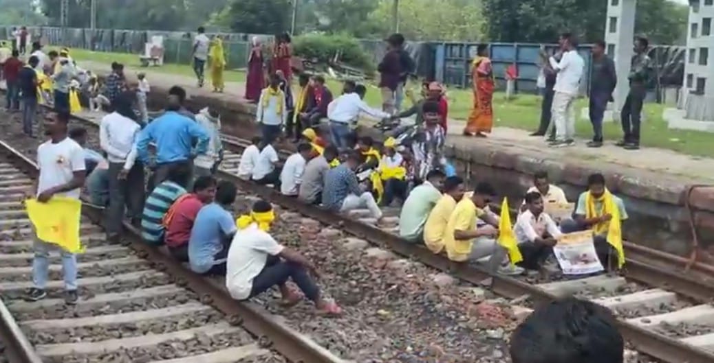 चक्रधरपुरः सोनुवा में सुबह से शाम तक रेल पटरी पर डटे रहे आंदोलनकारी, ट्रेनें ठप