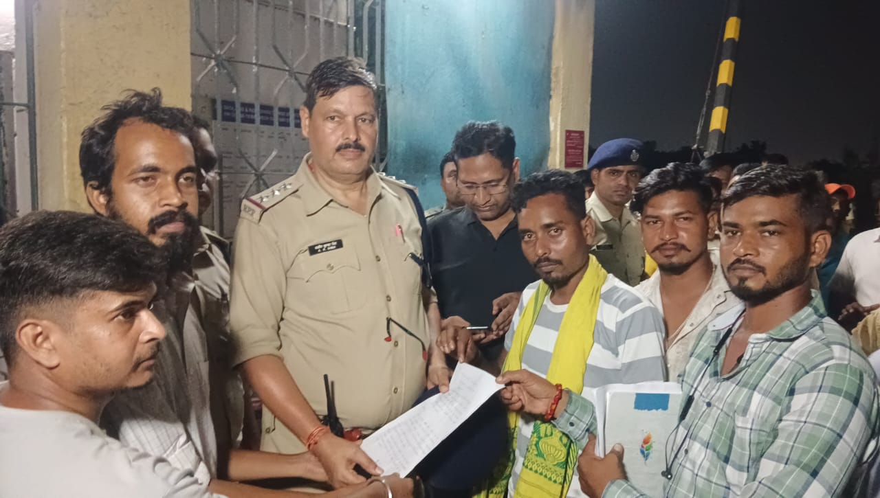 सरायकेलाः हेंसालोंग व रायबासा में 11 घंटे रेल परिचालन ठप, लिखित आश्वासन पर हटे आंदोलनकारी