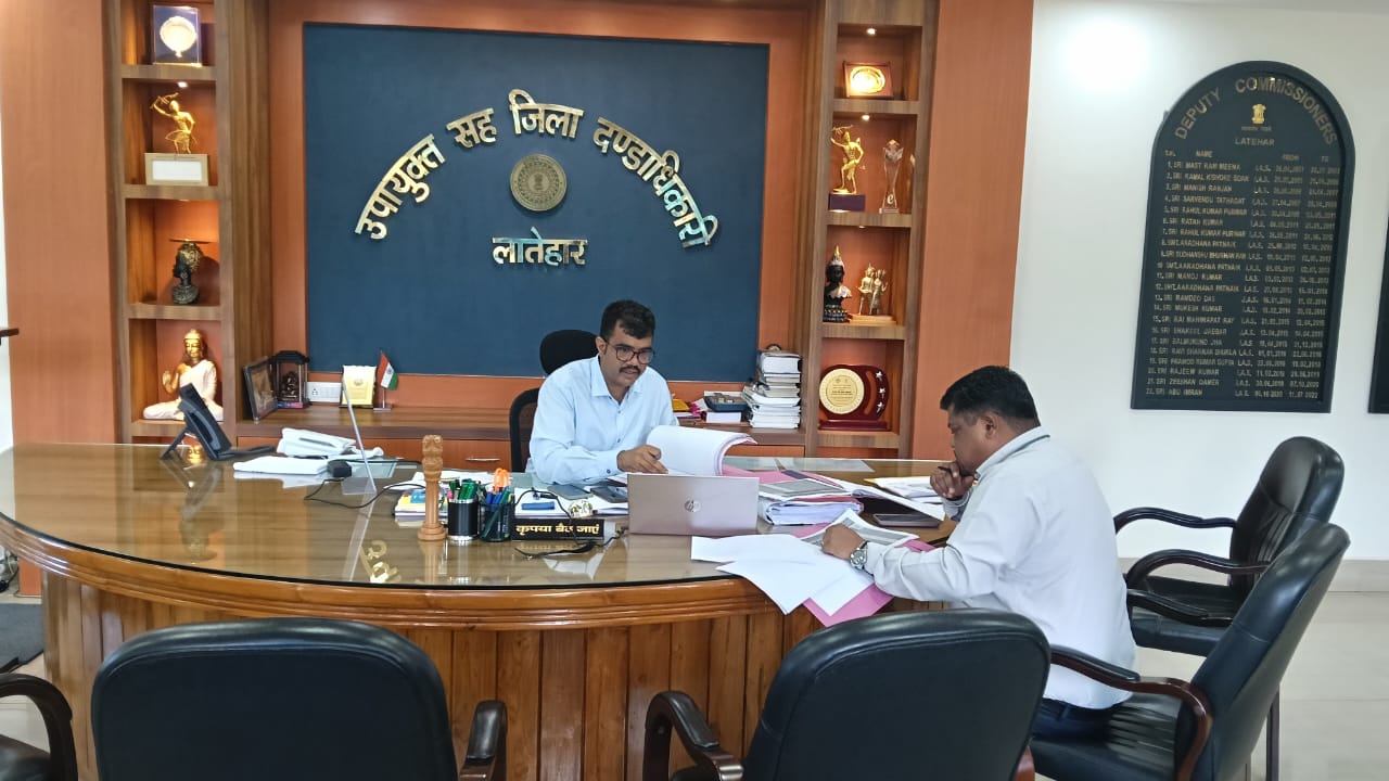 लातेहारः डीसी ने की योजनाओं की समीक्षा, सभी बीडीओ को दिए निर्देश