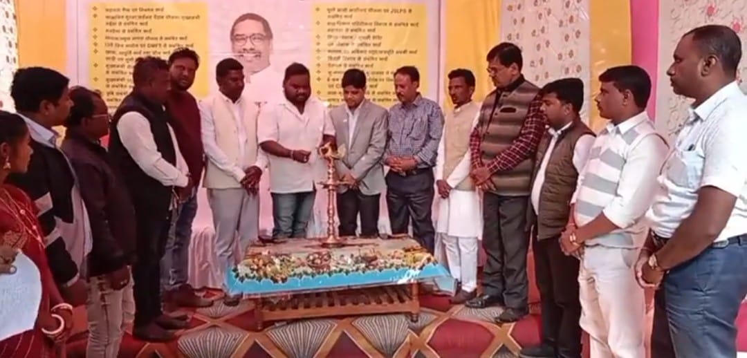 चक्रधरपुरः ईटोर पंचायत में सरकार आपके द्वार कार्यक्रम में ग्रामीणों की भीड़