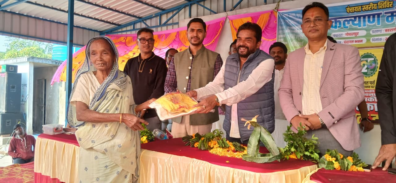 बहरागोड़ाः गोपालपुर में सरकार आपके द्वार कार्यक्रम, ग्रामीणों को मिला योजनाओं का लाभ