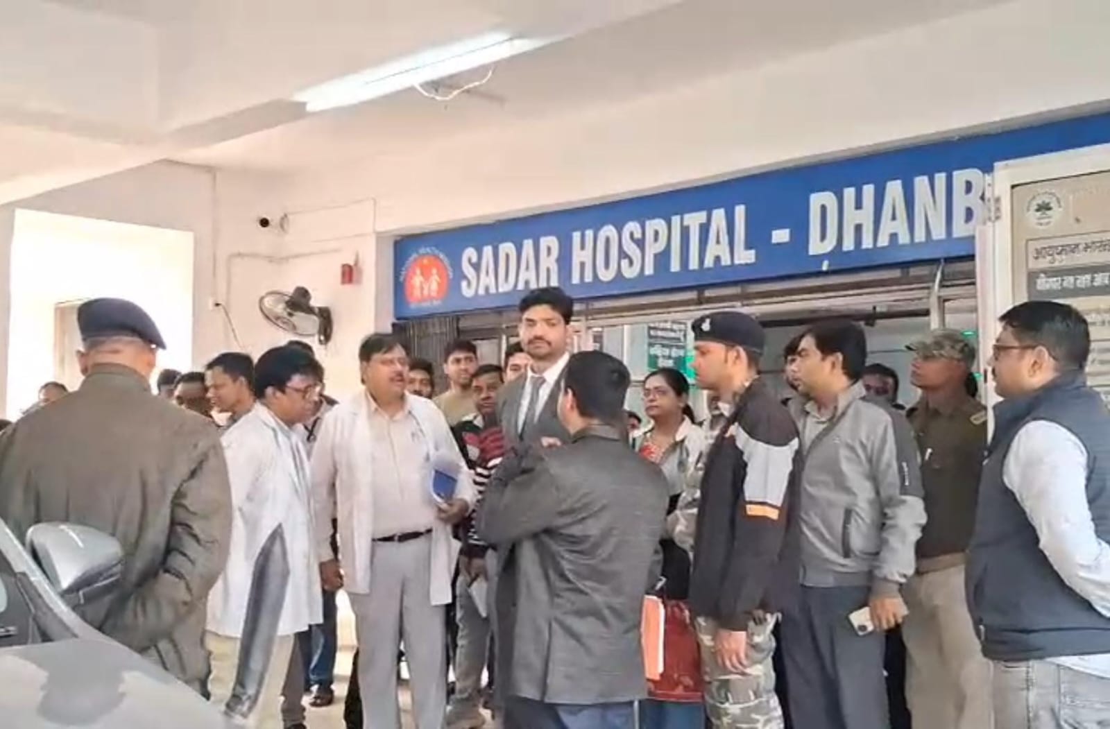 धनबादः आरोग्य सोसायटी के कार्यकारी निदेशक ने SNMMCH व सदर अस्पताल का किया निरीक्षण