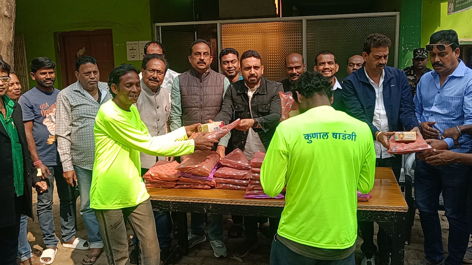 बहरागोड़ा: कुणाल षाड़ंगी ने रिक्शा चालकों संग बांटी संक्रांति की खुशियां, दिए कपड़े