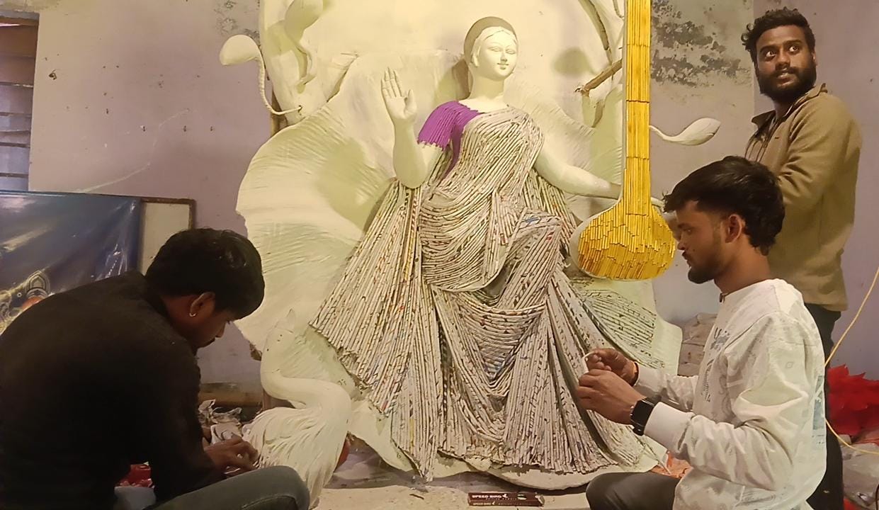 धनबादः कागज-पेंसिल से सजीं विद्या की देवी, पर्यावरण संरक्षण की थीम पर बन रहा पूजा पंडाल