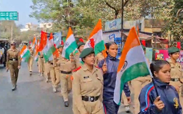 धनबादः गणतंत्र दिवस के उपलक्ष्य में NCC की छात्राओं ने निकाली तिरंगा यात्रा