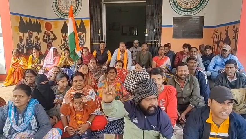 धनबादः फाइन के विरोध में लोगों ने चिरकुंडा नप कार्यालय का किया घेराव, बेमियादी धरना शुरू