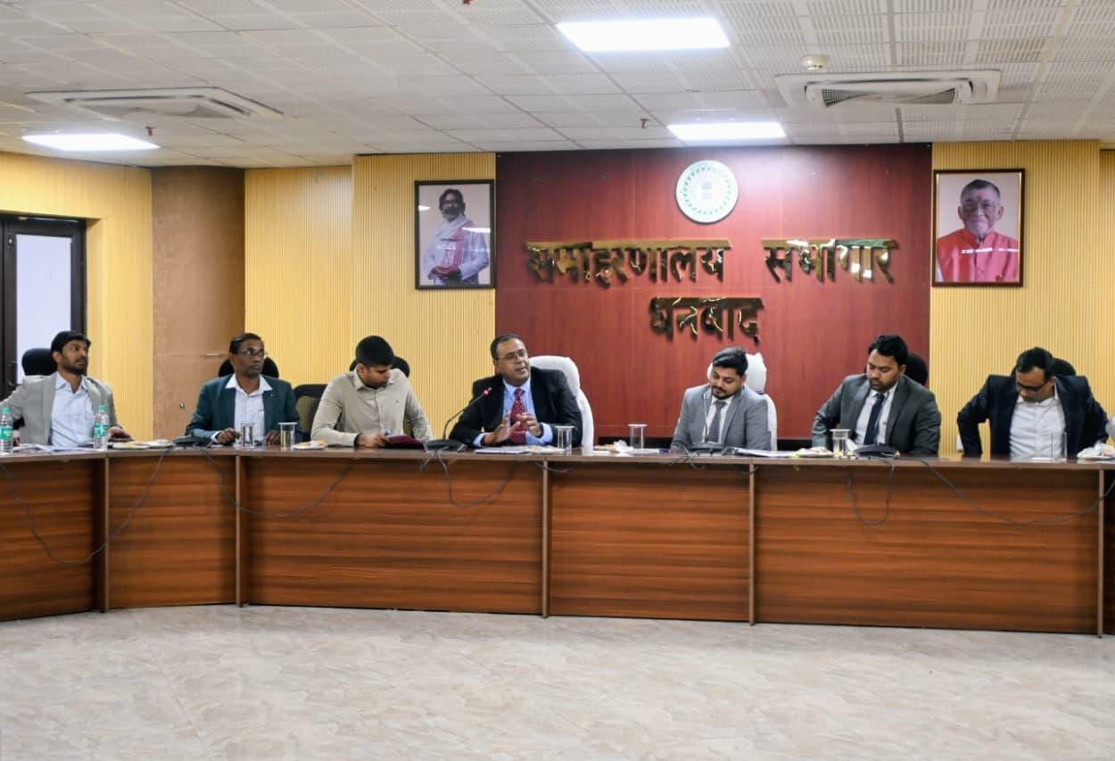 धनबादः जिला प्रशासन व रेलवे की बैठक में कई अहम परियोजनाओं पर सहमति