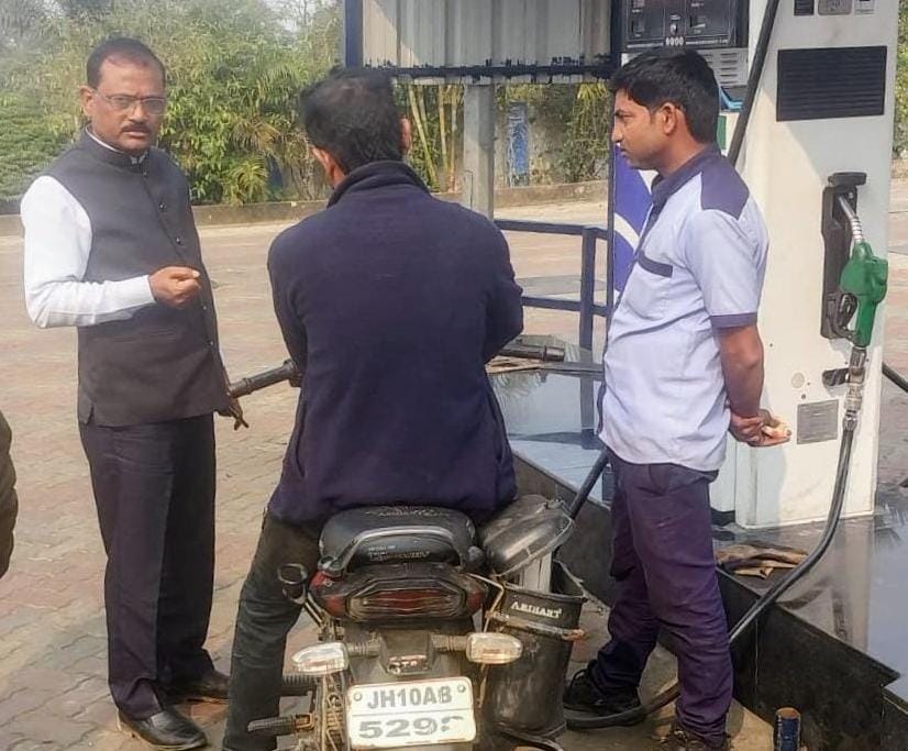 धनबादः बलियापुर में ‘नो हेलमेट नो पेट्रोल’ अभियान, सीओ ने पेट्रोल पंपों का किया निरीक्षण