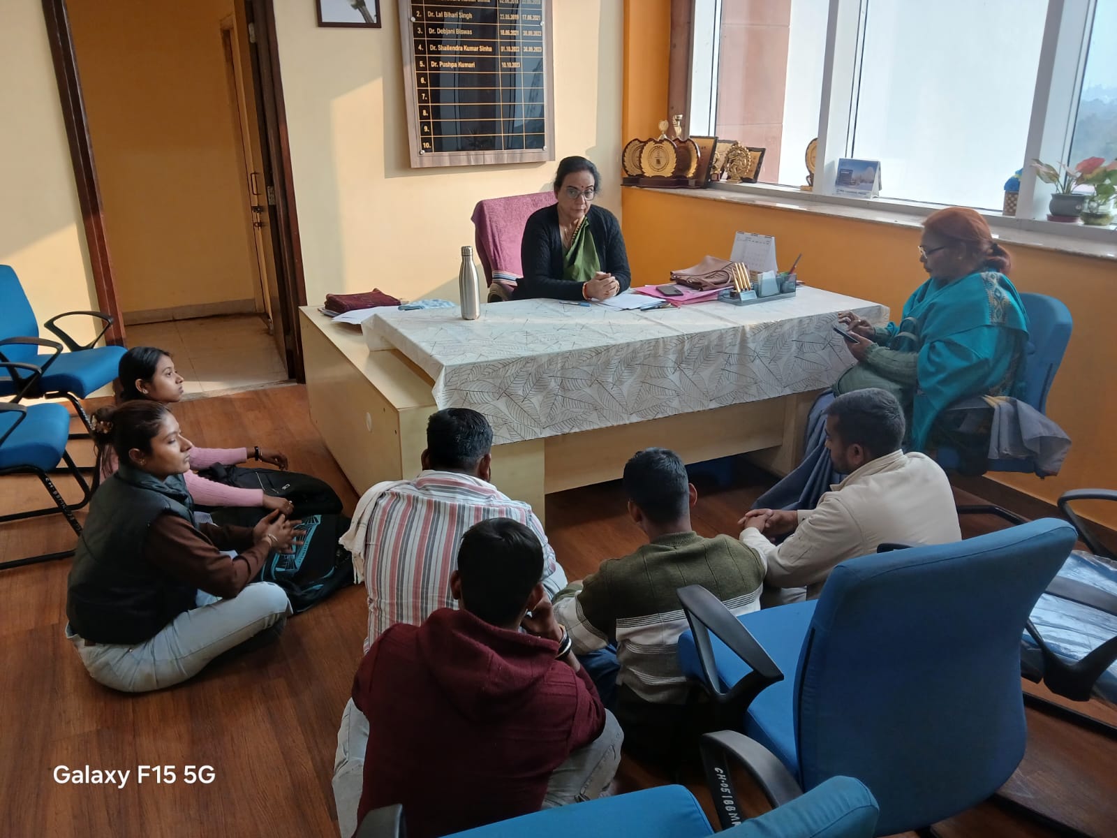 धनबादः छात्रा का मोबाइल जब्त करने पर बवाल, आइसा के धरने के बाद कॉलेज का यू-टर्न