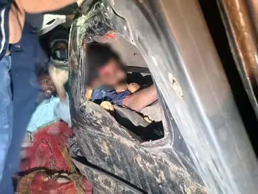 लातेहारः पिकअप वाहन सड़क किनारे पेड़ से टकराया, चालक की मौत