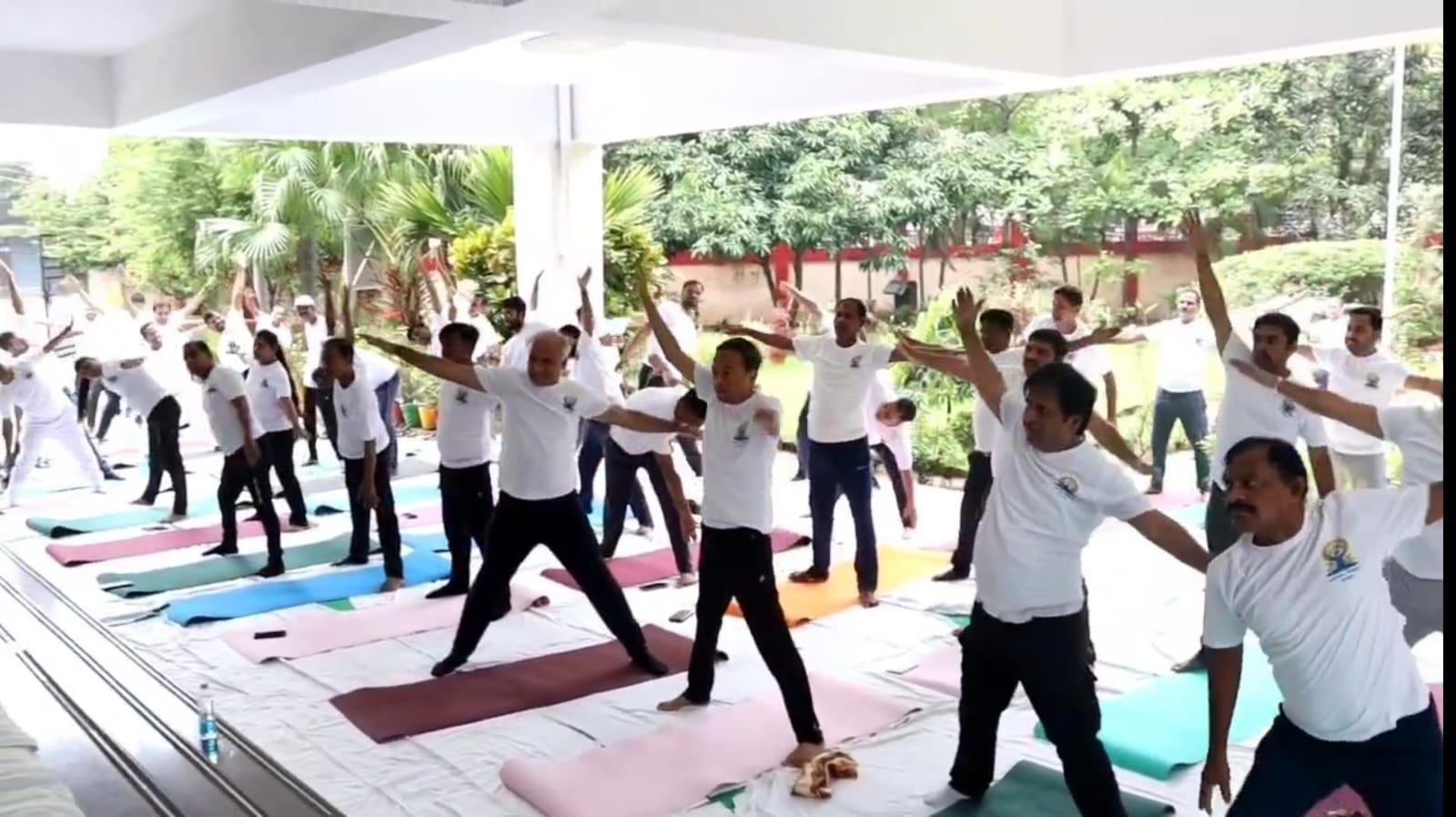 धनबादः आयकर अधिकारियों ने दिया योग से निरोग रहने का संदेश