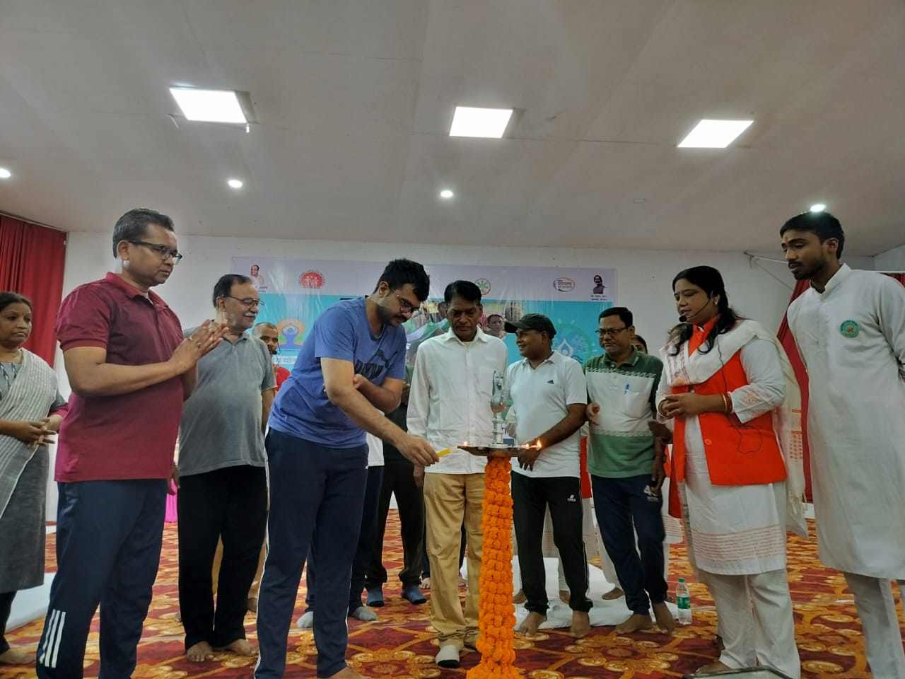 लातेहारः योग को अपनी दिनचर्या में शामिल करें- डीसी