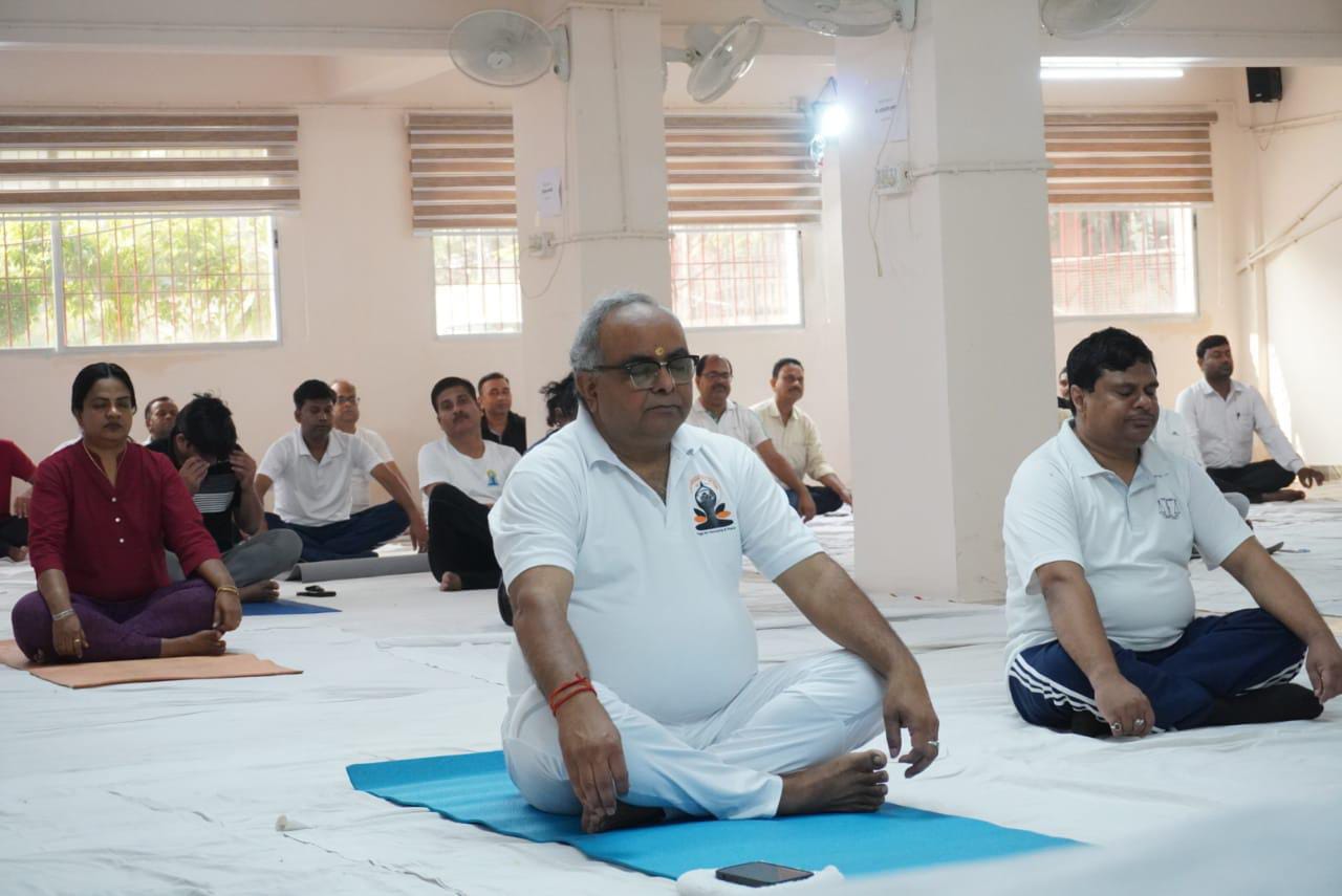 धनबादः सिविल कोर्ट परिसर में न्यायिक पदाधिकारियों ने किया योग