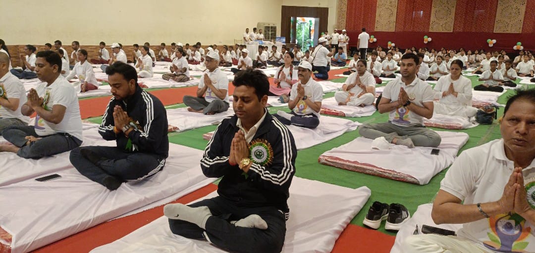 चाईबासाः पश्चिमी सिंहभूम में मना योग दिवस. डीसी ने लोगों के साथ किया योग