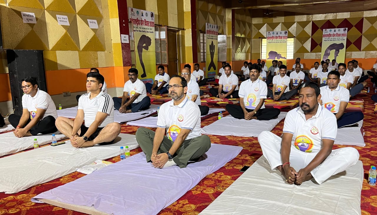 सरायकेला : योग से शरीर में एकाग्रता, आत्मविश्वास व शांति का प्रवाह होता है- डीसी