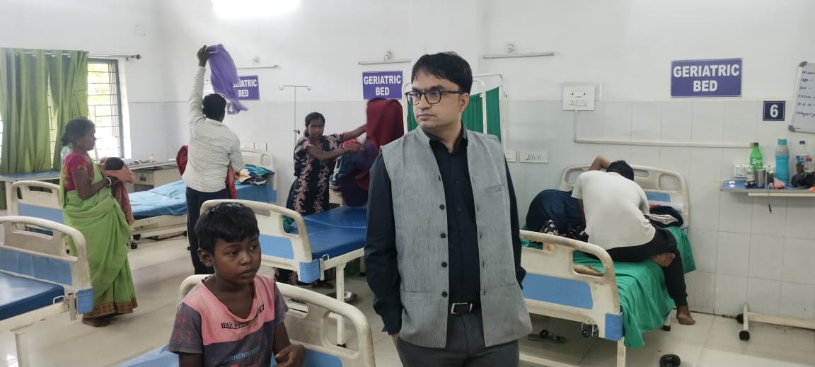 रामगढ़ः DC ने किया सदर अस्पताल का निरीक्षण, जांच का रेट चार्ट डिस्प्ले करने का निर्देश