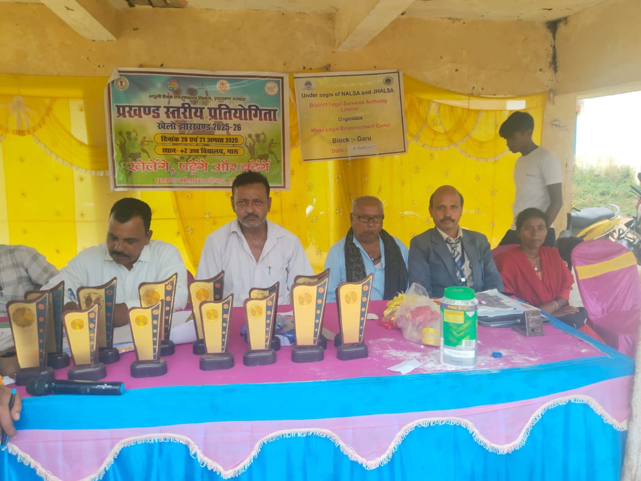 लातेहारः डालसा ने प्लस टू उवि गारू में लगाया विधिक जागरूकता शिविर