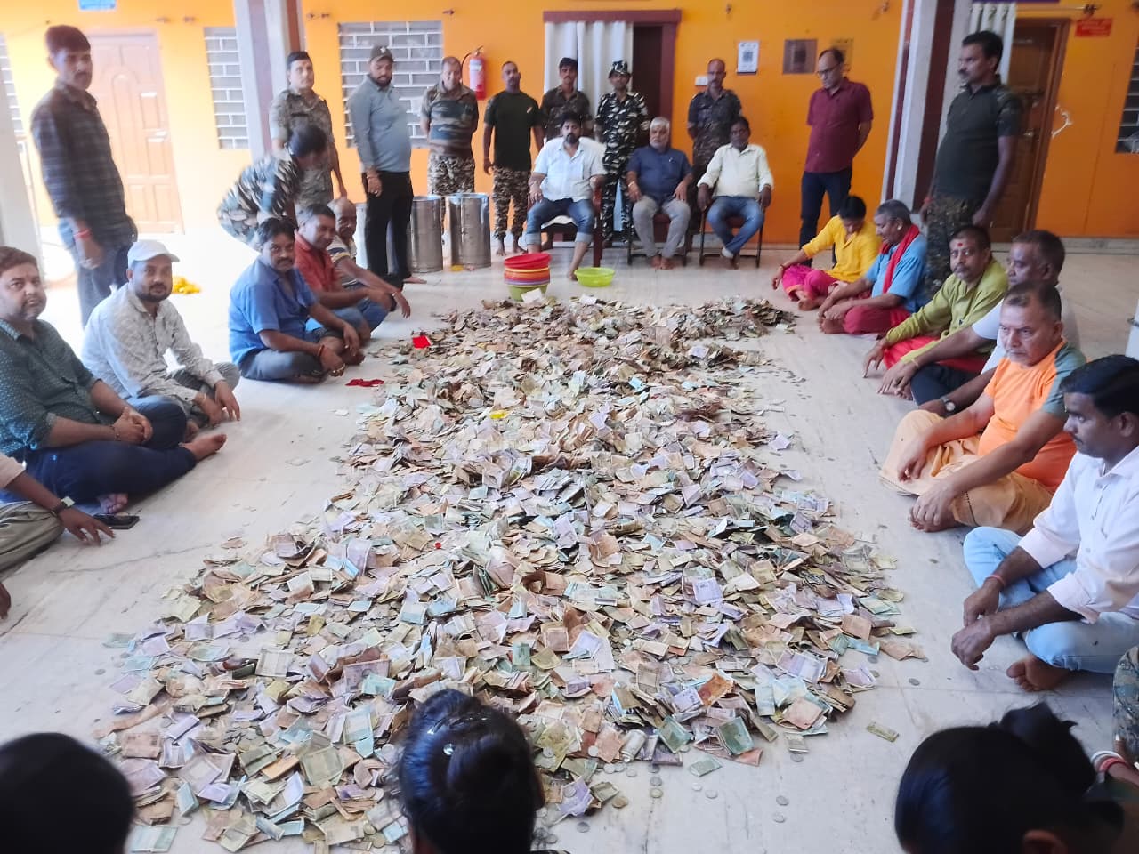 देवघरः बाबा मंदिर के दान पात्र से हुई 21.95 लाख की आय