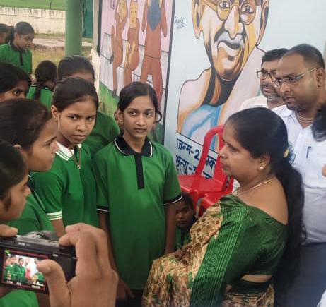 पलामूः आयोग की प्रभारी अध्यक्ष पहुंचीं स्कूल, फूड प्वाइजनिंग की शिकार छात्राओं से ली जानकारी