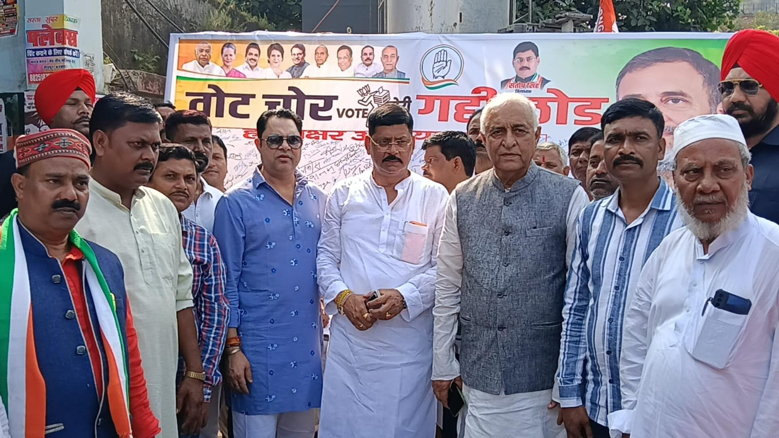 धनबादः कांग्रेसियों ने चलाया वोट चोर गद्दी छोड़ हस्ताक्षर अभियान, लोकतंत्र बचाने का लिया संकल्प