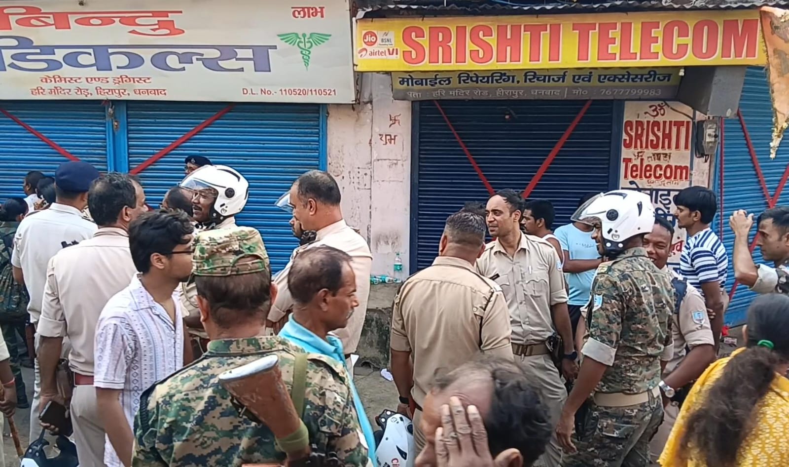 धनबादः जमीन मालिक के पक्ष में कोर्ट का फैसला, पांच दुकानें सील, हंगामा