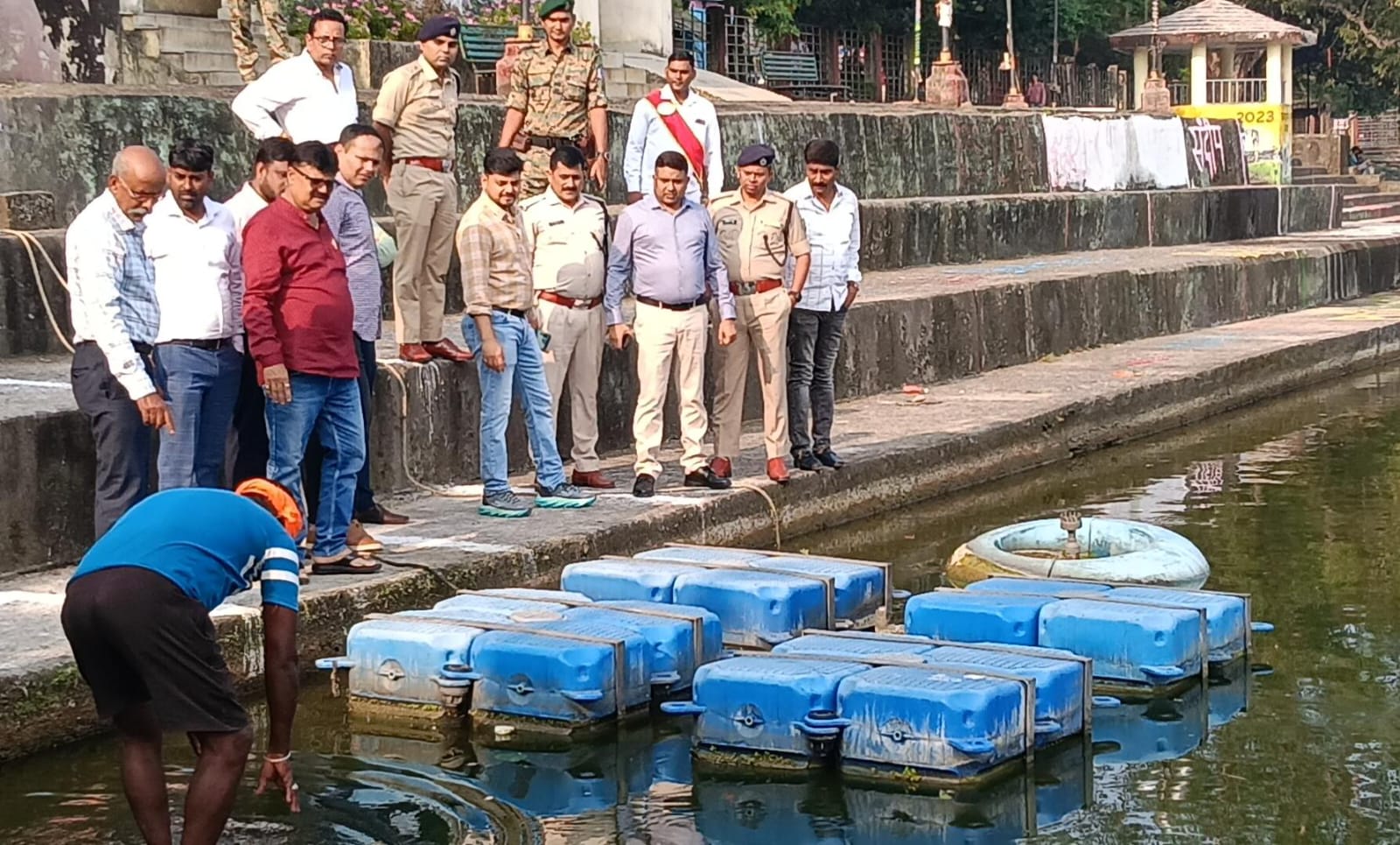 धनबादः DC व SSP ने किया छठ घाटों का निरीक्षण, कहा- गहरे तालाबों में होगी बैरिकेडिंग, गोताखोर की तैनाती भी