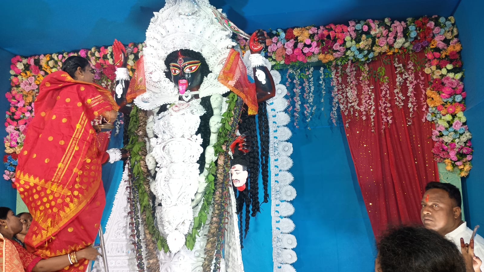 जादूगोड़ाः महिलाओं ने मां काली को सिंदूर दानकर दी भावपूर्ण विदायी