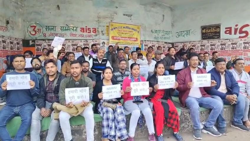 धनबादः NMMU पॉलिसी लागू करने की मांग को लेकर आजीविका कर्मचारी संघ का धरना